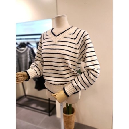 모카 V넥 스트라이프 니트 아이보리