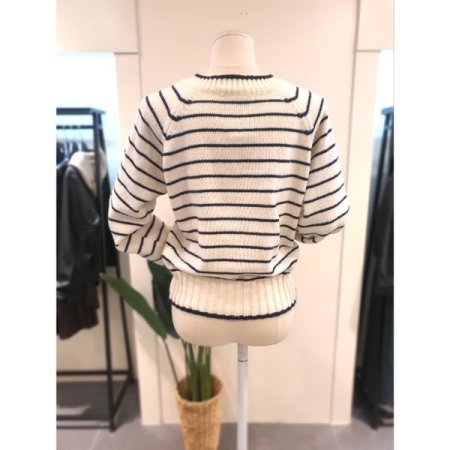 모카 V넥 스트라이프 니트 아이보리
