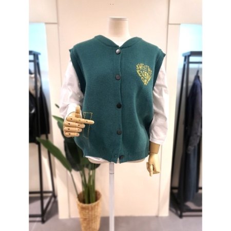 하트 버튼 니트 베스트 블랙