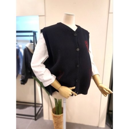 하트 버튼 니트 베스트 블랙