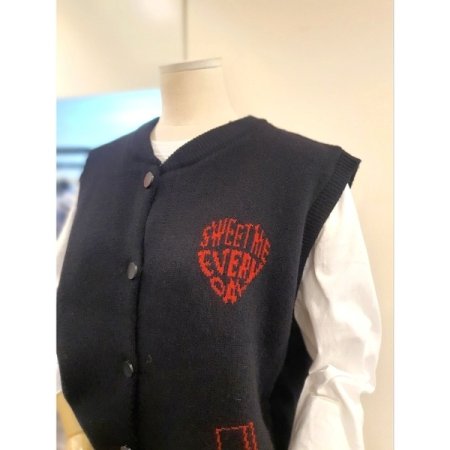 하트 버튼 니트 베스트 블랙