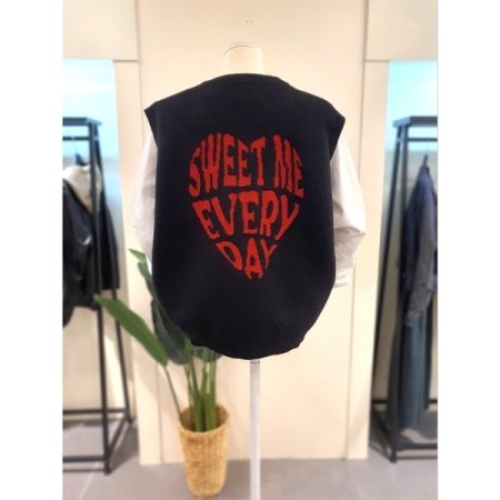 하트 버튼 니트 베스트 블랙