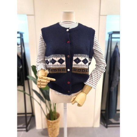 버튼 패턴 니트 조끼 아이보리