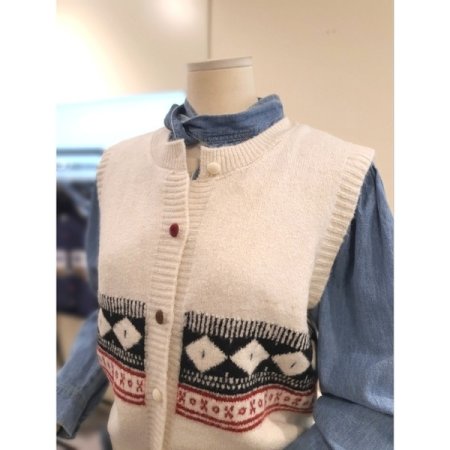 버튼 패턴 니트 조끼 아이보리