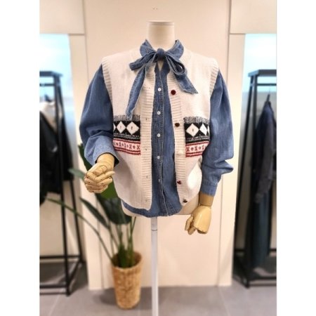 버튼 패턴 니트 조끼 네이비