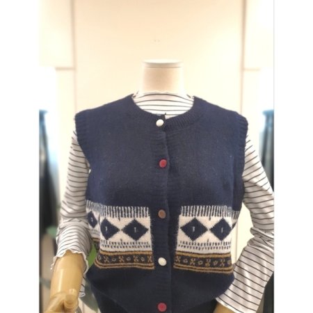 버튼 패턴 니트 조끼 네이비