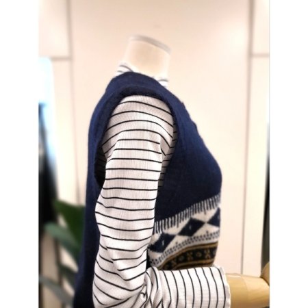 버튼 패턴 니트 조끼 네이비