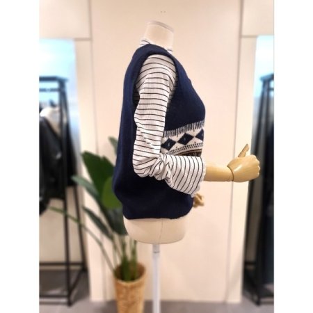 버튼 패턴 니트 조끼 네이비