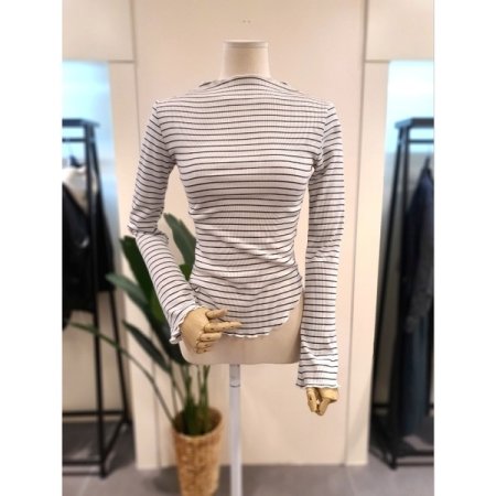 둥근 밑단 스트라이프 물결티셔츠 블랙