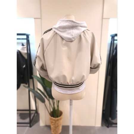 에코 가죽 라인 점퍼 라이트베이지