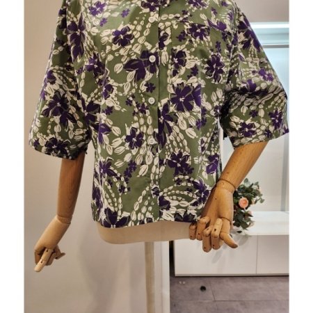 뒷 주름 플라워 카라 셔츠