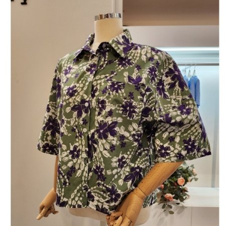 뒷 주름 플라워 카라 셔츠