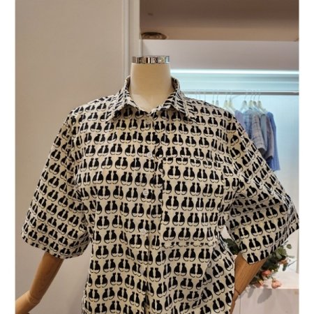 고양이 프린트 뒷주름 셔츠