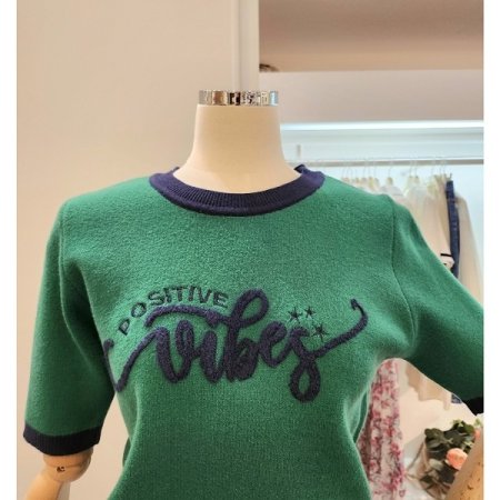 심플 레터링 배색 니트