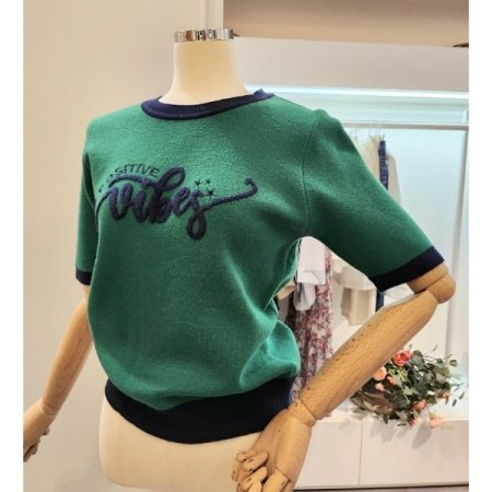 심플 레터링 배색 니트