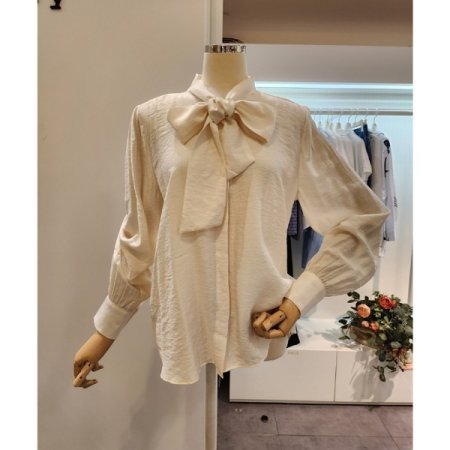 리본 타이 블라우스