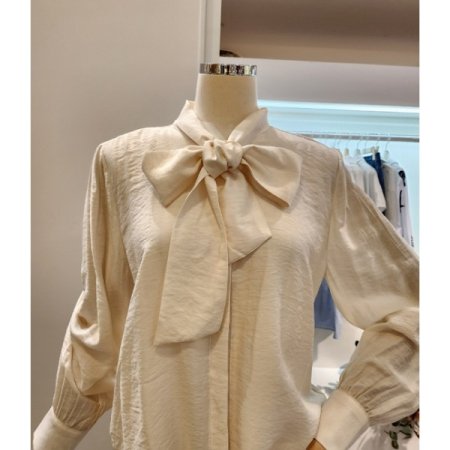 리본 타이 블라우스