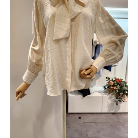 리본 타이 블라우스