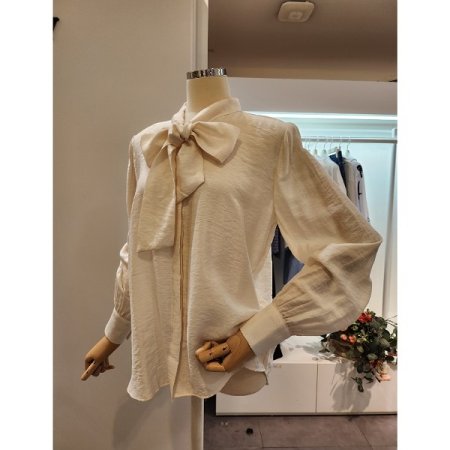 리본 타이 블라우스