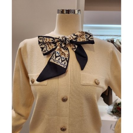 라운드넥 스카프 니트