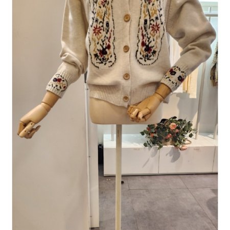 플로럴 자수 라운드넥 가디건