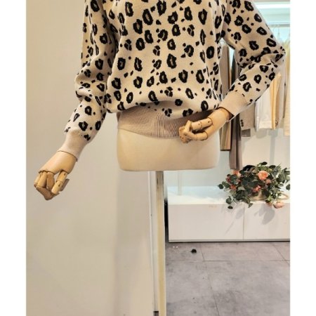 레오파드 라운드넥 니트