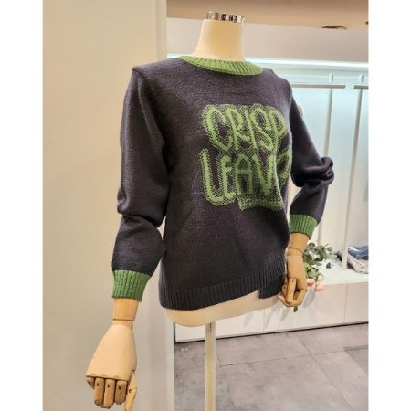 레터링 옆 단추 니트