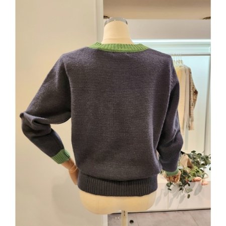 레터링 옆 단추 니트