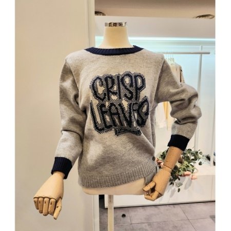 레터링 옆 단추 니트