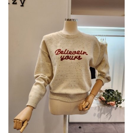 영문 레터링 라운드넥 니트