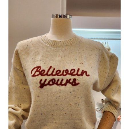 영문 레터링 라운드넥 니트