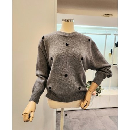 하트 자수 라운드넥 니트