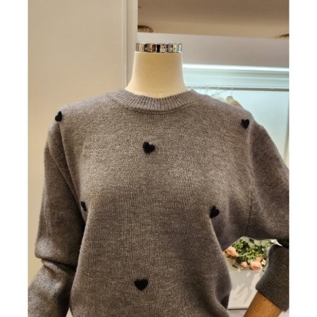 하트 자수 라운드넥 니트