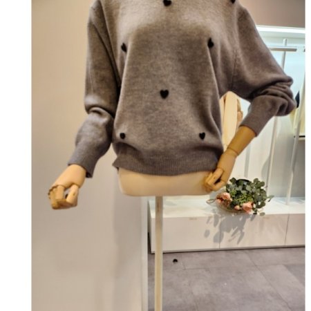 하트 자수 라운드넥 니트