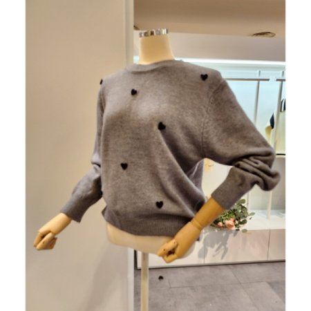 하트 자수 라운드넥 니트