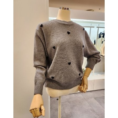 하트 자수 라운드넥 니트