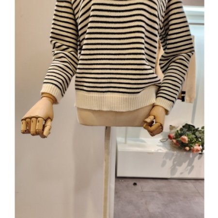 잔스트라이프 라운드넥 니트