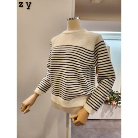잔스트라이프 라운드넥 니트