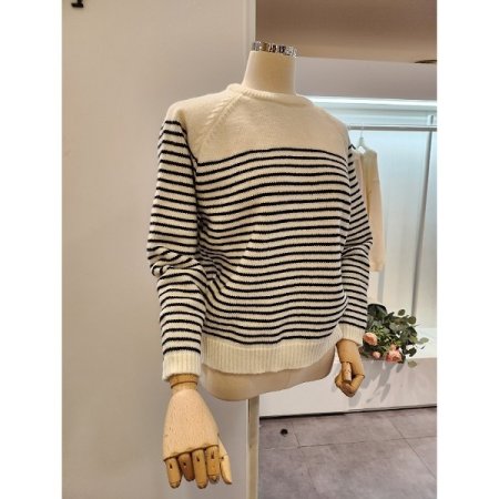 잔스트라이프 라운드넥 니트