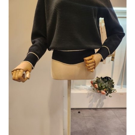 반폴라 심플 배색 니트