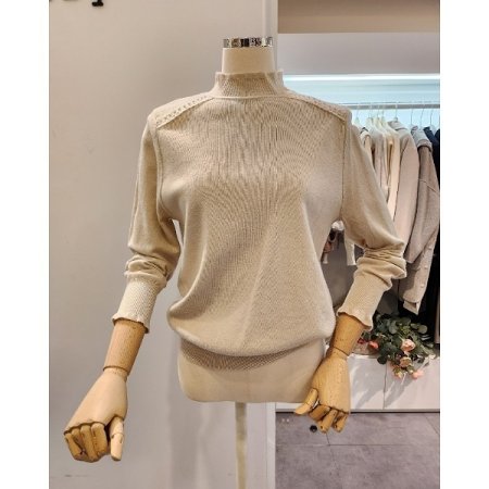 어깨 진주 프릴 반목 니트