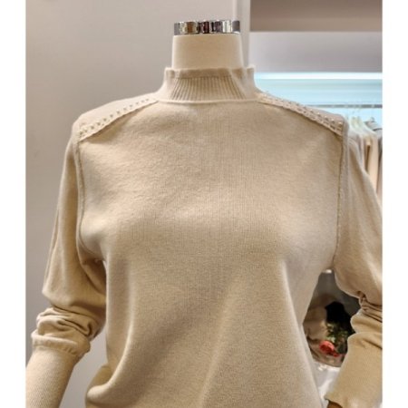 어깨 진주 프릴 반목 니트