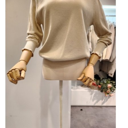 어깨 진주 프릴 반목 니트