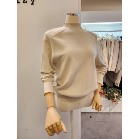 어깨 진주 프릴 반목 니트