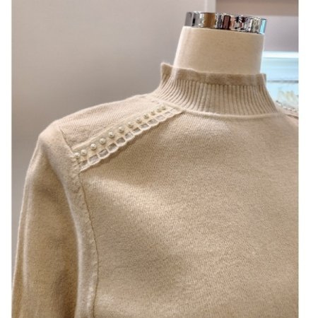 어깨 진주 프릴 반목 니트