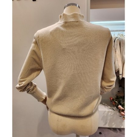 어깨 진주 프릴 반목 니트