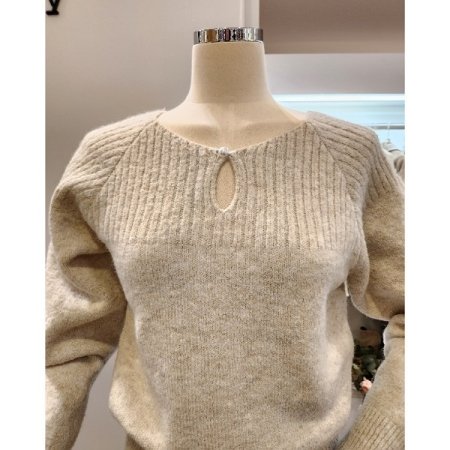 슬릿 진주장식 니트