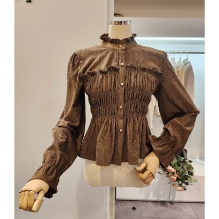 프릴넥 스모크 셔링 블라우스