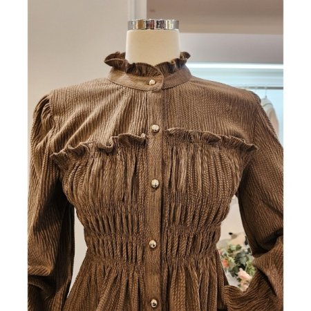 프릴넥 스모크 셔링 블라우스