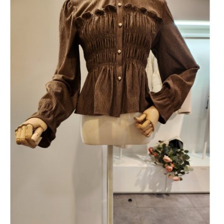 프릴넥 스모크 셔링 블라우스